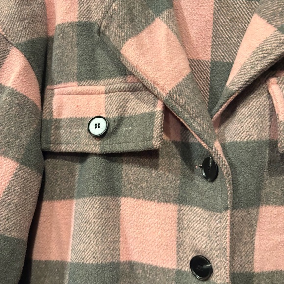 BiBi $58 Pink & Gray Buffalo Plaid Shacket M w Pockets! EUC factory flaw on back - Picture 5 of 11